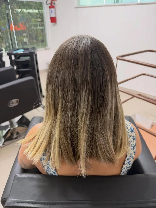 Antes: cabelo com a raiz escura marcada e o loiro das pontas sem brilho