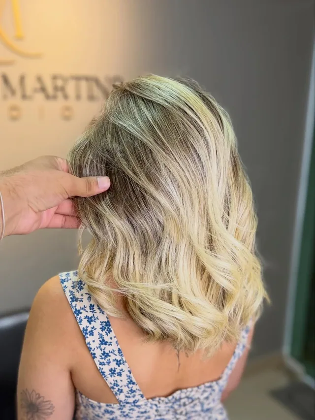 Depois: o mesmo cabelo com loiro iluminado, raiz esfumada e ondas