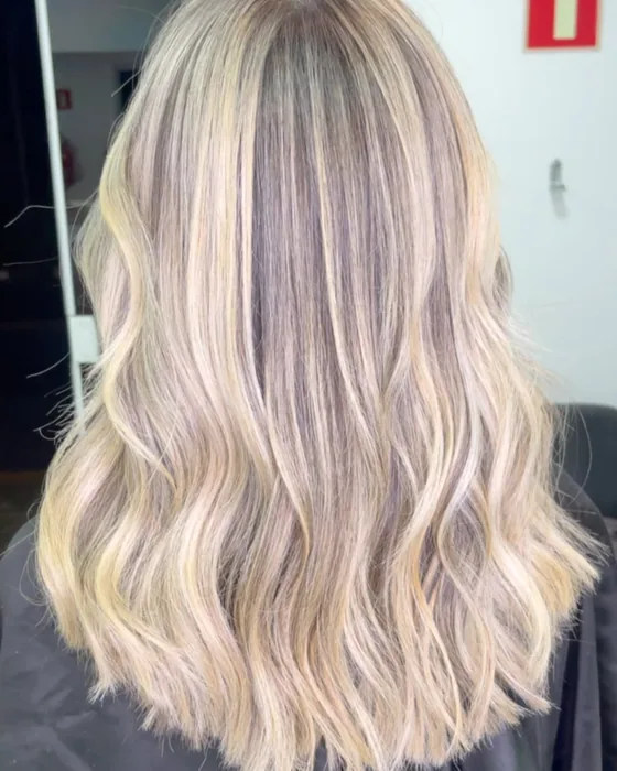 Cabelo loiro platinado em ondas soltas, visto de costas
